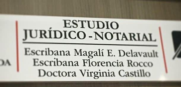 Cartel del estudio: Escribana Magalí E. Delavault, Escribana Florencia Rocco y Doctora Virginia Castillo